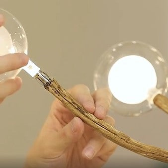 Lustre branche d’arbre orné de boules de verre