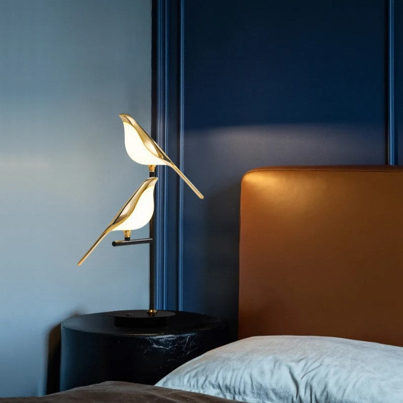 Lampe de chevet noire ornée d’oiseaux dorés