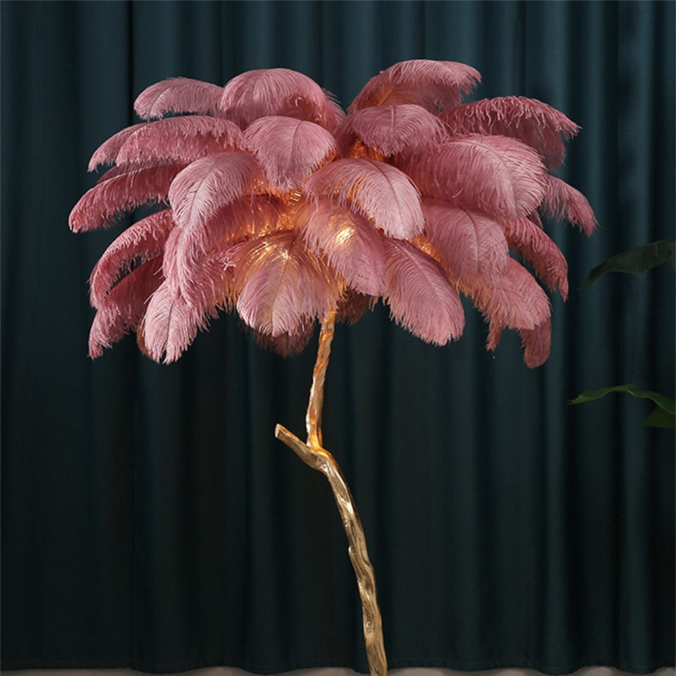 Lampadaire doré en plumes d’autruche