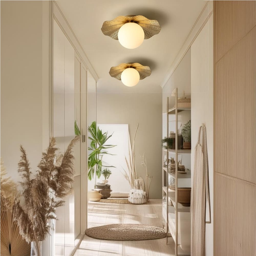 Plafonnier en cuivre martelé et boule de verre dépoli