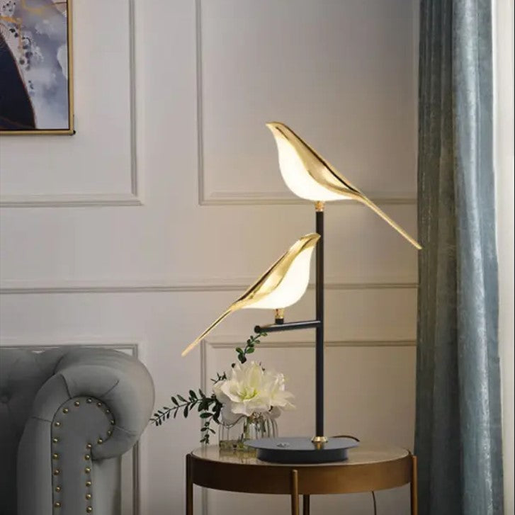 Lampe de chevet noire ornée d’oiseaux dorés