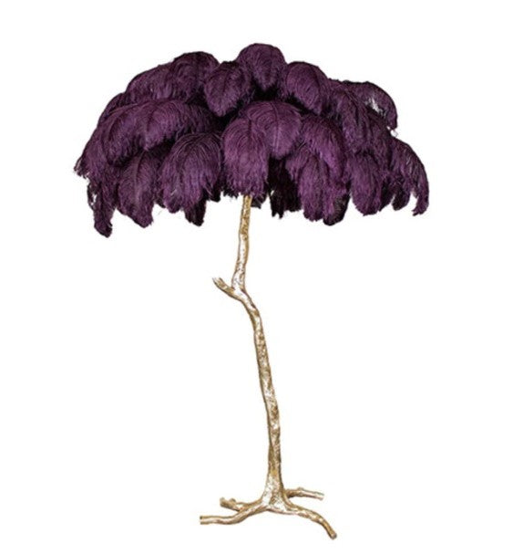 Lampadaire doré en plumes d’autruche