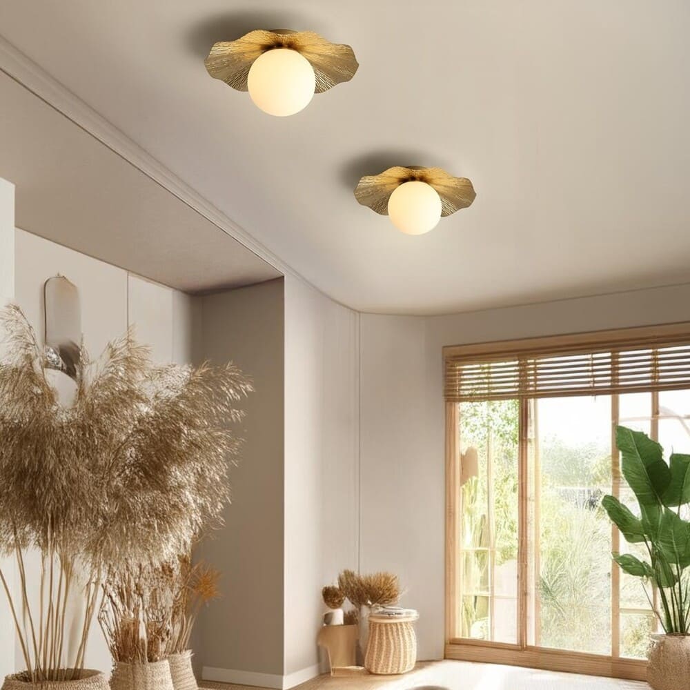 Plafonnier en cuivre martelé et boule de verre dépoli