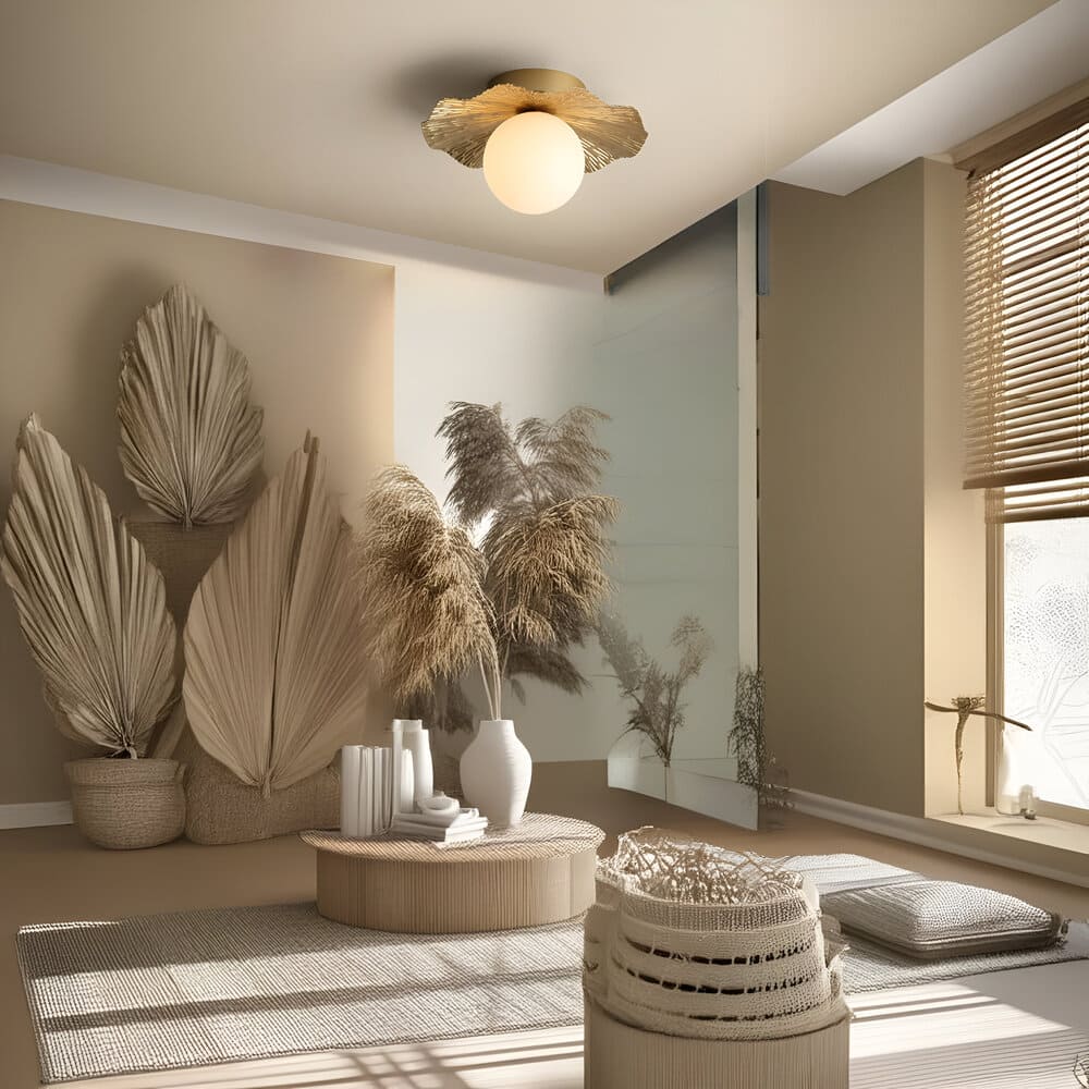 Plafonnier en cuivre martelé et boule de verre dépoli