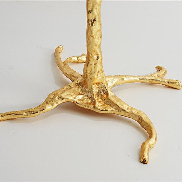 Lampadaire doré en plumes d’autruche