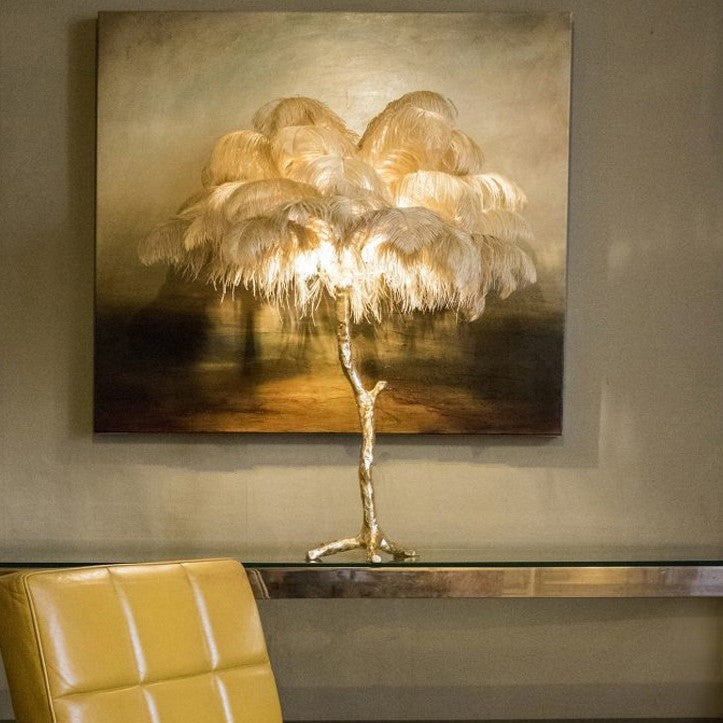 Lampadaire doré en plumes d’autruche