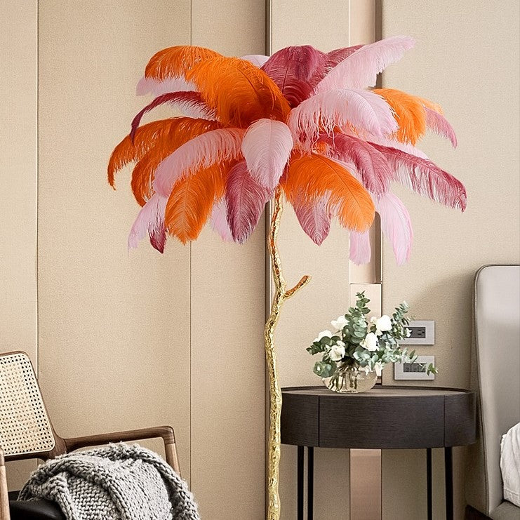 Lampadaire doré en plumes d’autruche