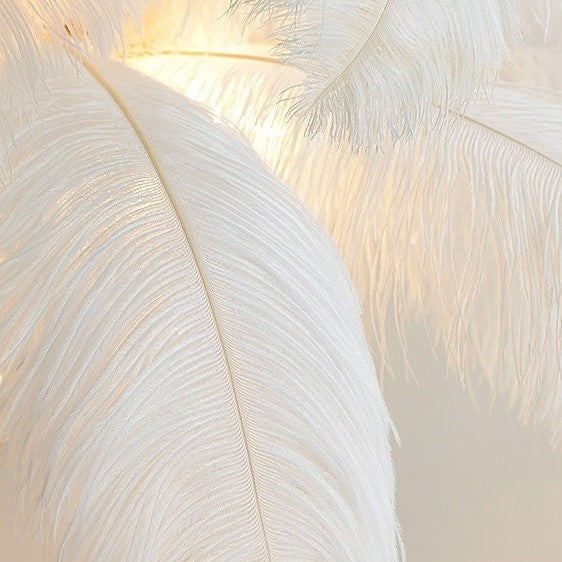 Lustre doré en plumes blanches en forme de palmier