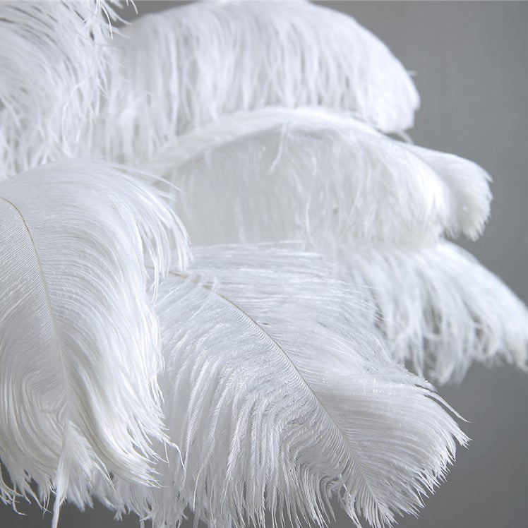 Lustre doré en plumes blanches en forme de palmier