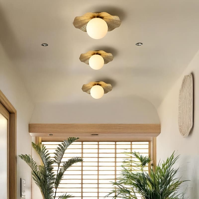 Plafonnier en cuivre martelé et boule de verre dépoli