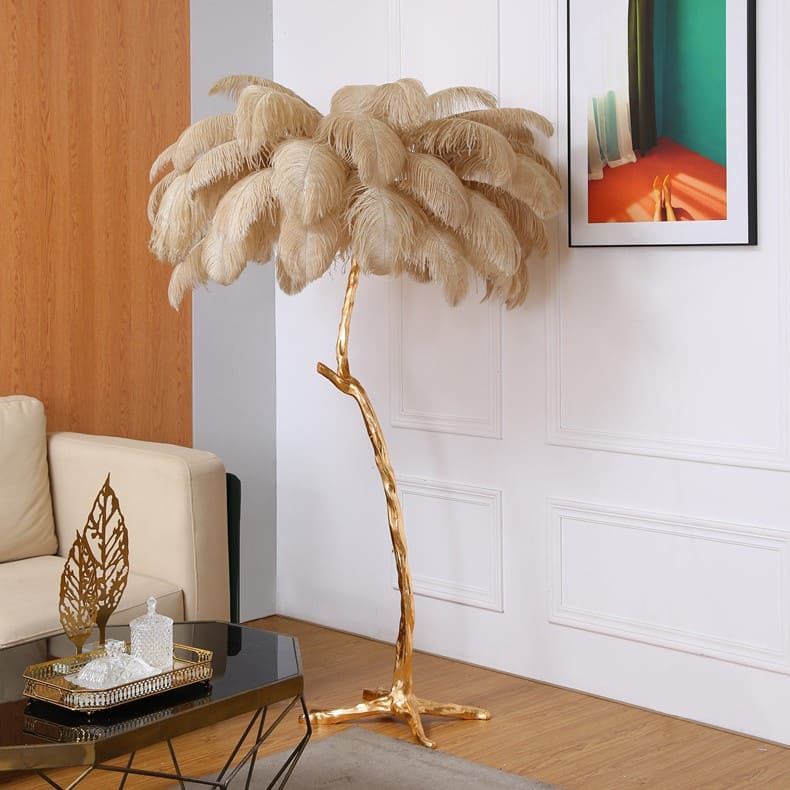 Lampadaire doré en plumes d’autruche