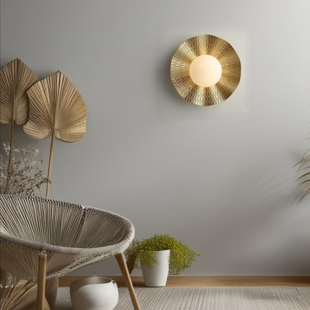 Applique murale - Cuivre martelé et boule de verre dépoli