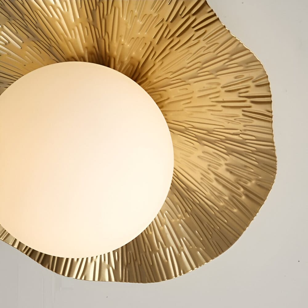 Applique murale - Cuivre martelé et boule de verre dépoli