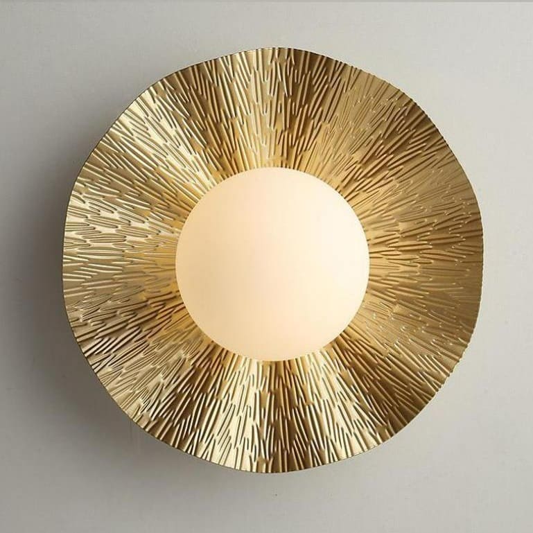 Applique murale - Cuivre martelé et boule de verre dépoli