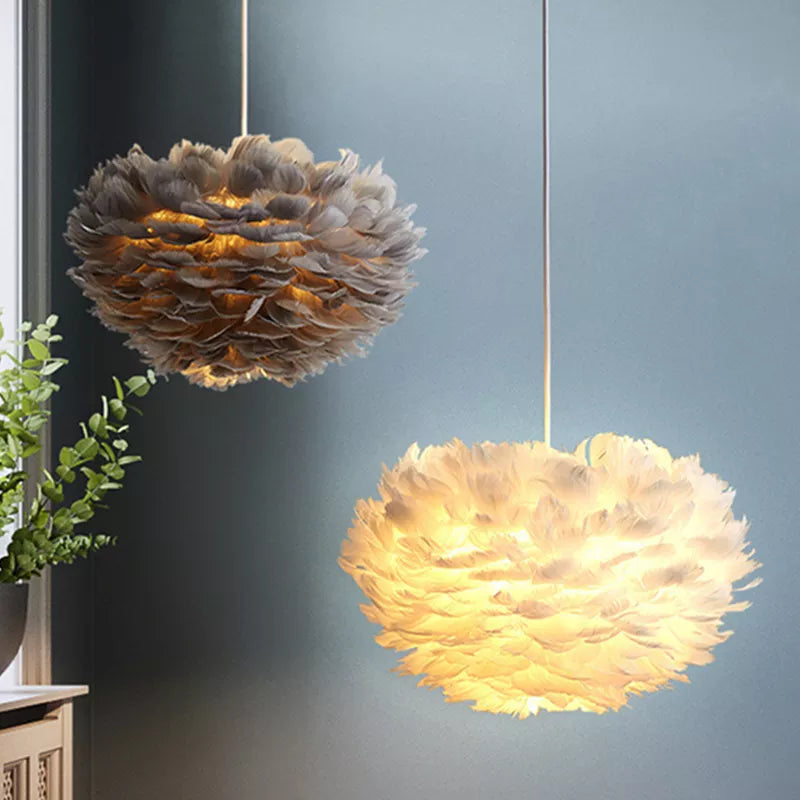 Suspension boule ornée de plumes, rose, blanc, gris, rouge ou jaune