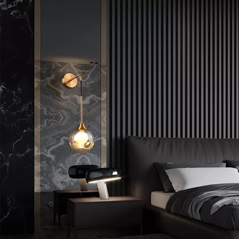 Applique murale pendante dorée avec boule de verre ambre ou gris fumé