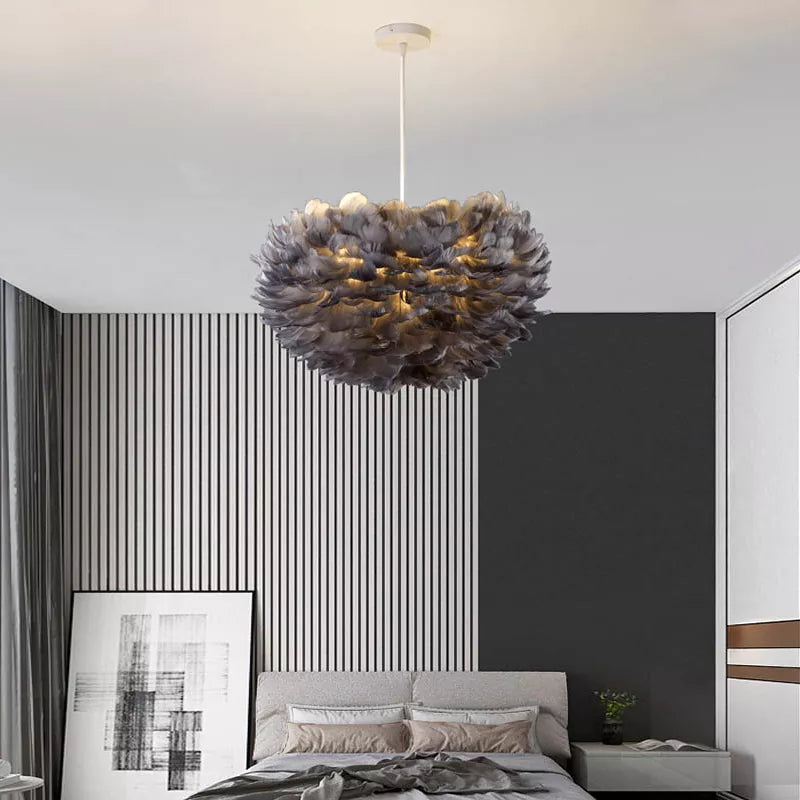 Suspension boule ornée de plumes, rose, blanc, gris, rouge ou jaune