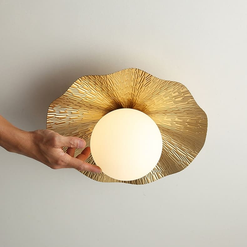 Applique murale - Cuivre martelé et boule de verre dépoli