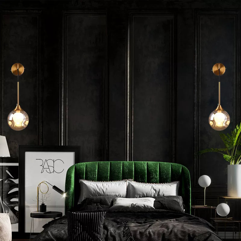 Applique murale pendante dorée avec boule de verre ambre ou gris fumé