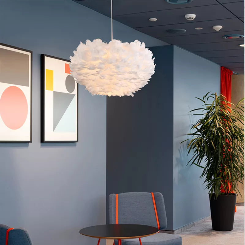 Suspension boule ornée de plumes, rose, blanc, gris, rouge ou jaune