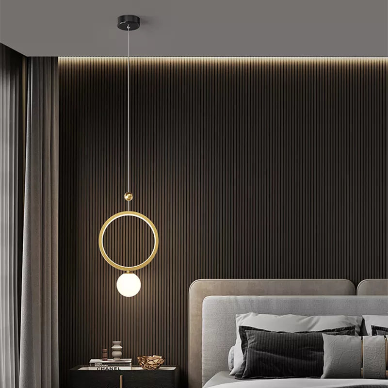 Suspension boule de verre et or avec anneau doré à LED au design moderne