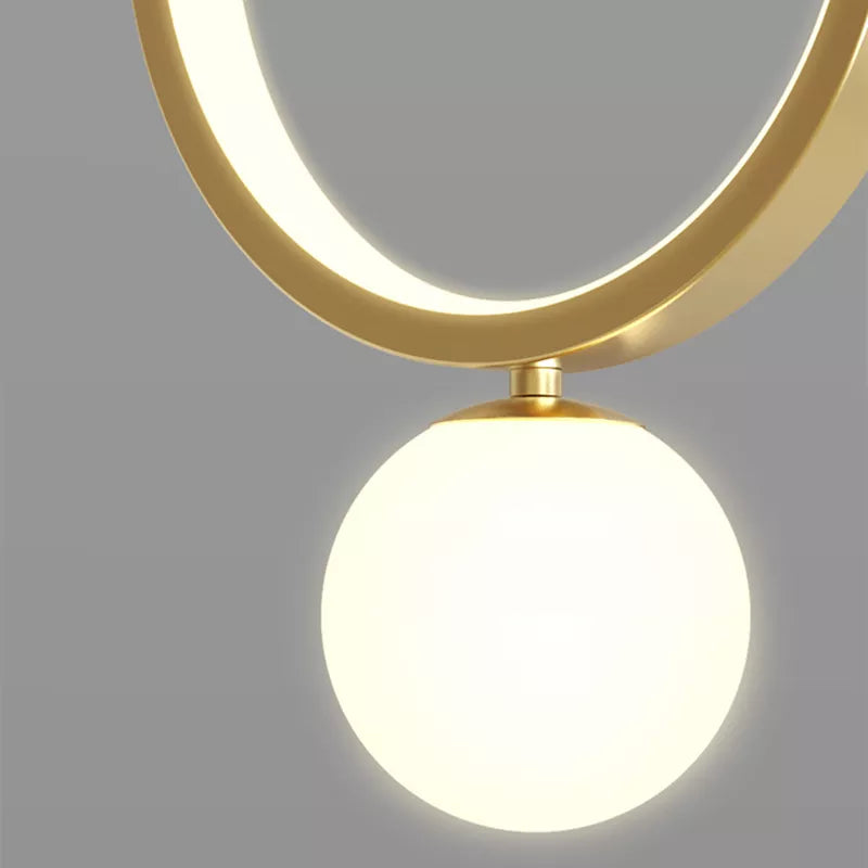 Suspension boule de verre et or avec anneau doré à LED au design moderne