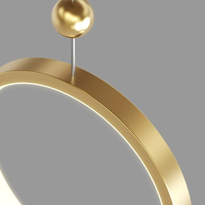 Suspension boule de verre et or avec anneau doré à LED au design moderne