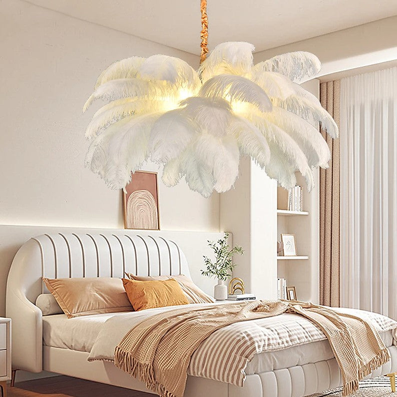 Lustre doré en plumes blanches en forme de palmier