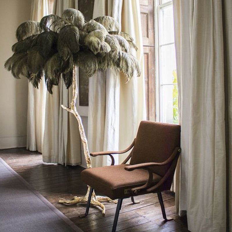 Lampadaire doré en plumes d’autruche