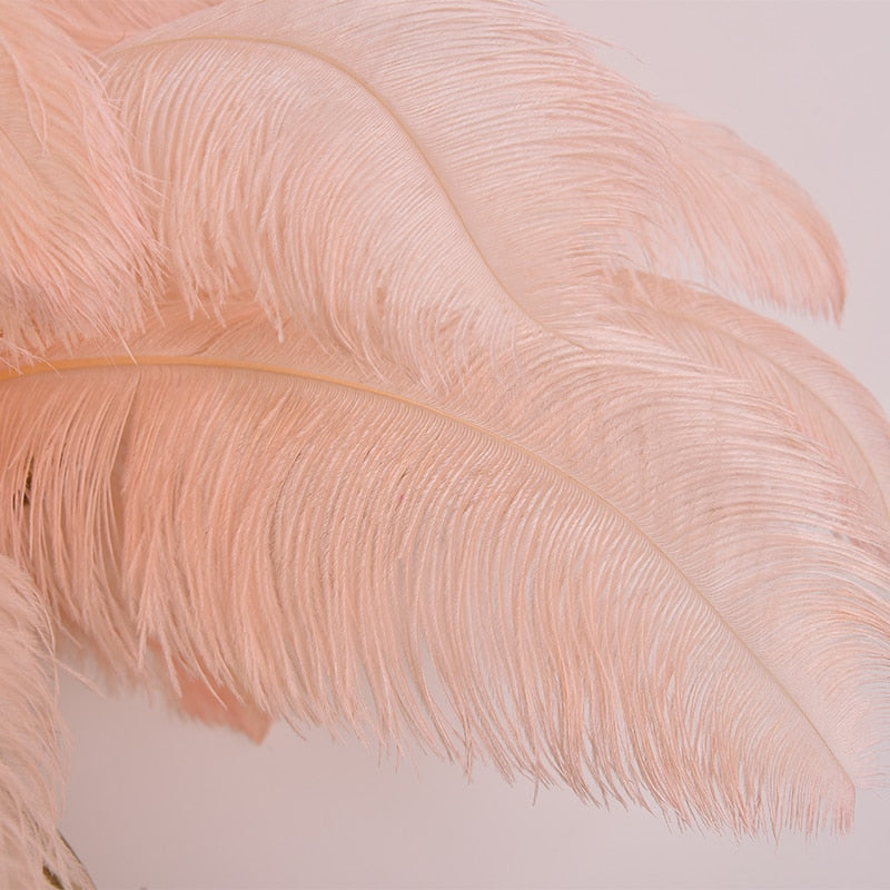 Lampadaire doré en plumes d’autruche