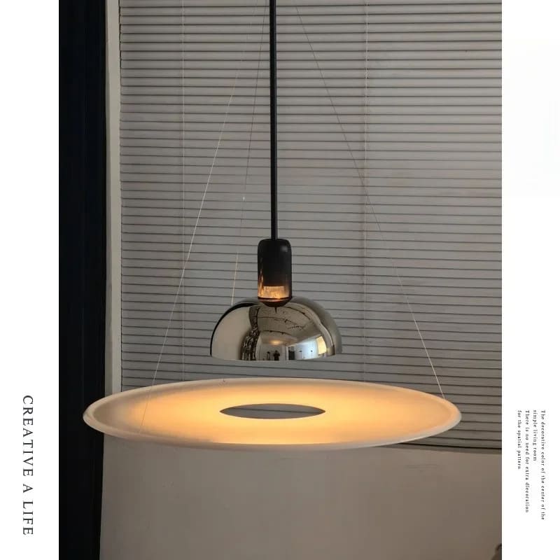 Suspension design au style futuriste avec éclairage indirect