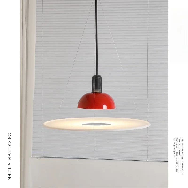 Suspension design au style futuriste avec éclairage indirect