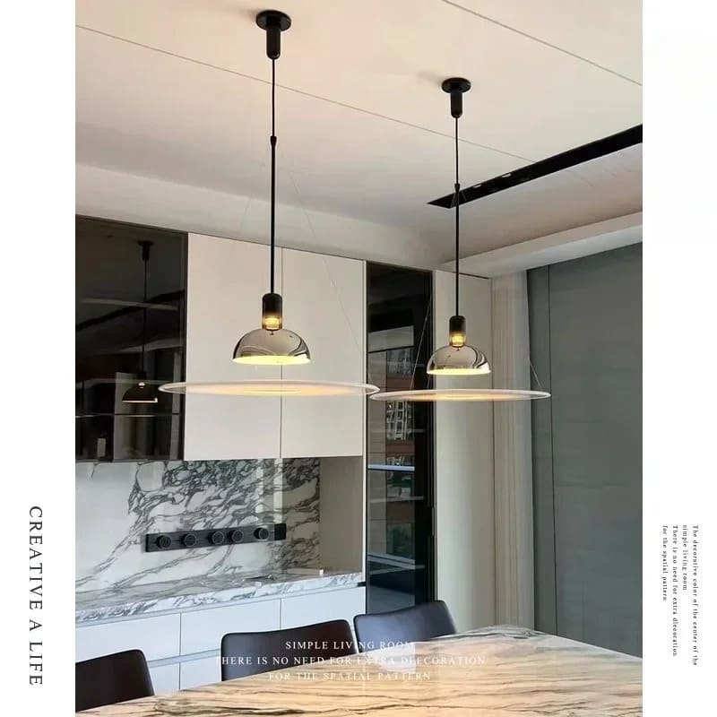 Suspension design au style futuriste avec éclairage indirect