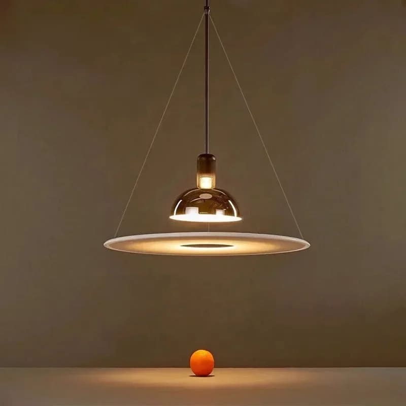 Suspension design au style futuriste avec éclairage indirect