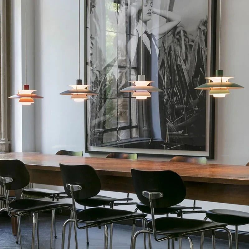 Suspension artistique en forme de soucoupe colorée