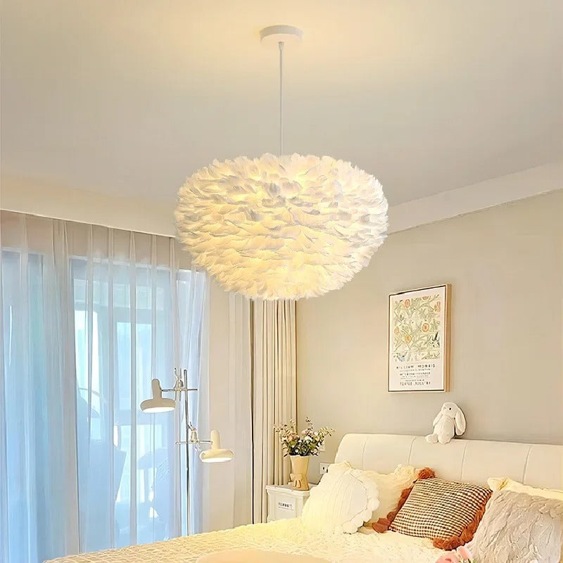 Suspension boule ornée de plumes, rose, blanc, gris, rouge ou jaune