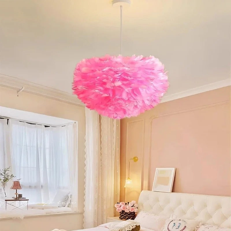 Suspension boule ornée de plumes, rose, blanc, gris, rouge ou jaune