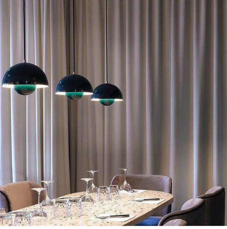 Suspension artistique au design coloré