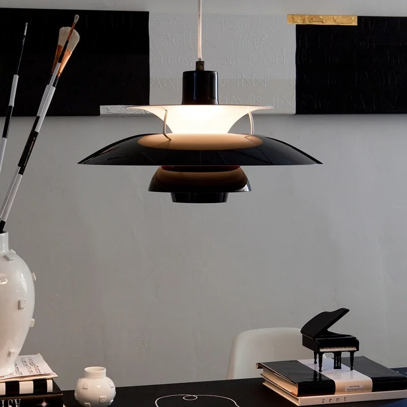 Suspension artistique en forme de soucoupe colorée