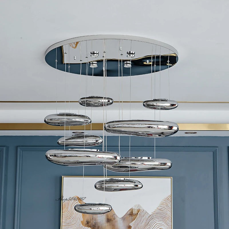 Lustre suspendu en forme de nuages métaliques