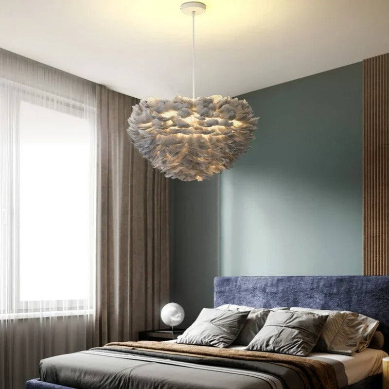 Suspension boule ornée de plumes, rose, blanc, gris, rouge ou jaune