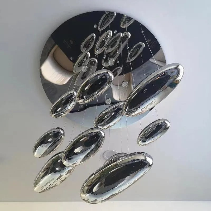 Lustre suspendu en forme de nuages métaliques