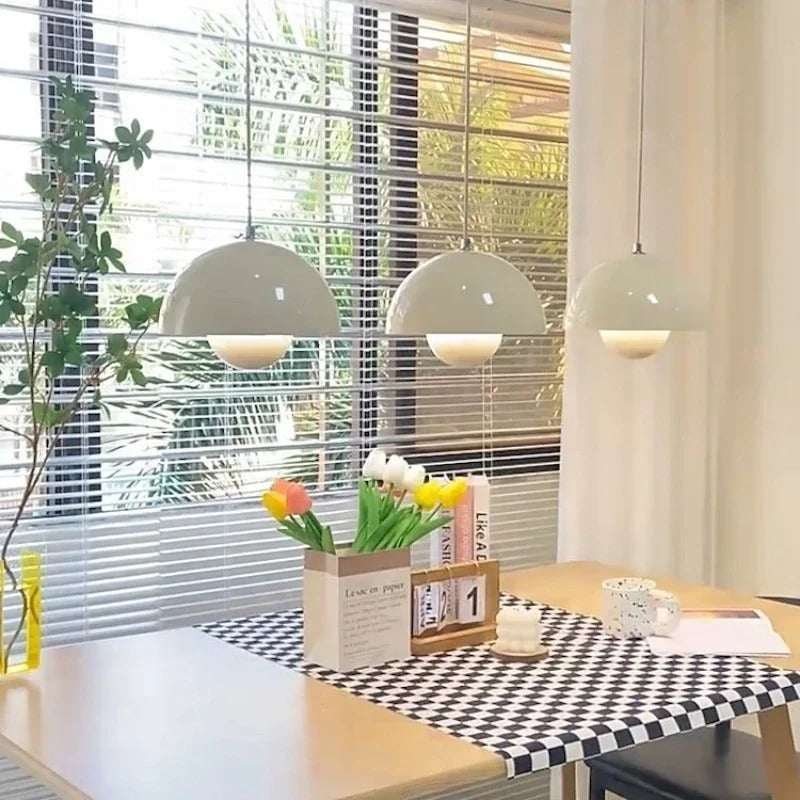 Suspension artistique au design coloré