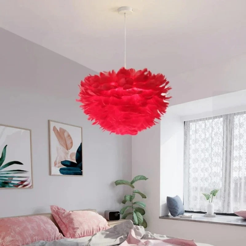 Suspension boule ornée de plumes, rose, blanc, gris, rouge ou jaune