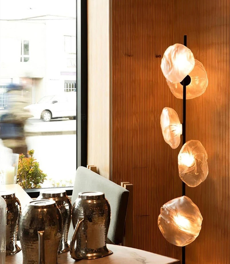 Lampadaire au design abstrait et verre fumé