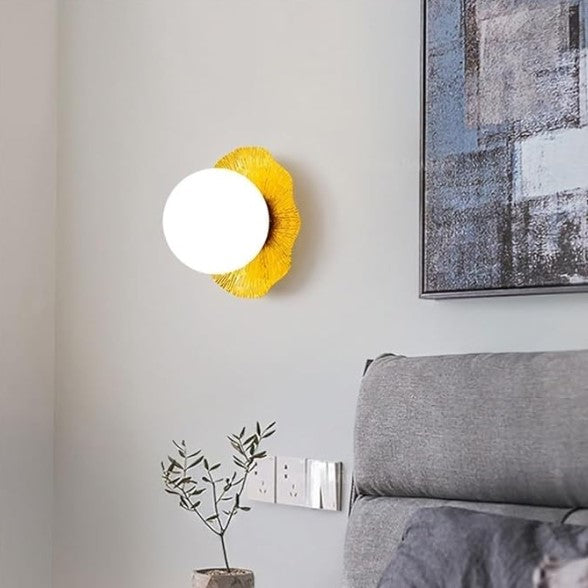 Applique murale - Cuivre martelé et boule de verre dépoli