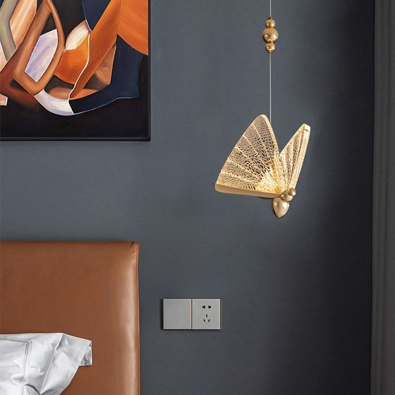 Suspension forme de papillon or et verre
