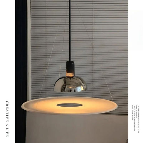 Suspension design au style futuriste avec éclairage indirect