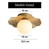 Plafonnier en cuivre martelé et boule de verre dépoli