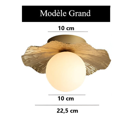 Plafonnier en cuivre martelé et boule de verre dépoli